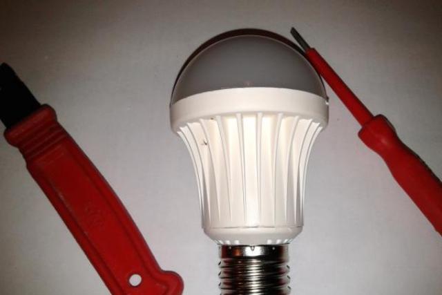 Несколько советов как выкрутить цоколь лампочки из патрона Самый быстрый способ снять цоколь с лампочки